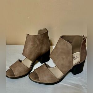Croft & Barrow Ortholite Taupe Ankle Peep-toe Strappy Sandals Sz 6